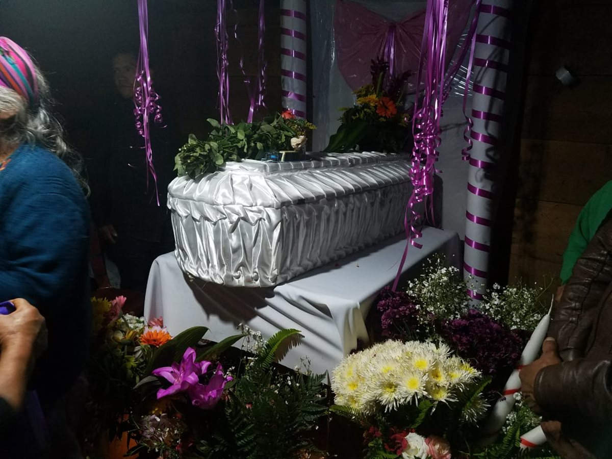 Los restos de Brenda Catarina Raymundo Maldonado, de 5 años, son velados en su casa, en Cipresales, Nebaj, Quiché. (Foto Prensa Libre: Héctor Cordero)