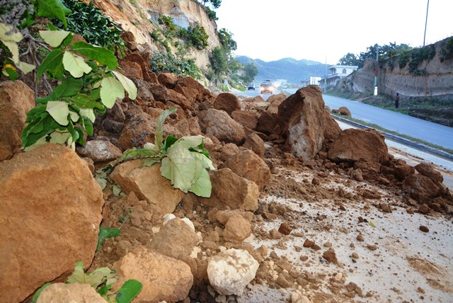 Derrumbe afecta el tráfico en la ruta Interamericana. (Foto Prensa Libre: Édgar René Sáenz)