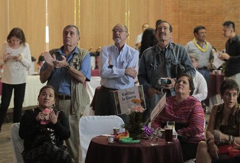 Representantes de la finca Kalibus de la Sierra siguieron con atención el desarrollo de la subasta por internet, The Cup of Excellence. (Foto Prensa Libre: Álvaro Interiano)