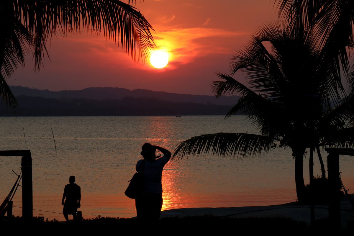 Los atardeceres en la Bahía de Amatique, en Puerto Barrios, atraen a decenas de turistas. (Foto Prensa Libre: Dony Stewart).