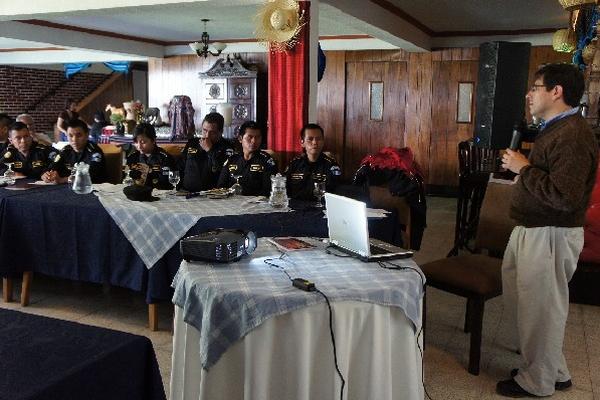 Antonio Montúfar, subdirector de  Copredeh, capacita a un grupo de agentes de la PNC, en Sololá.