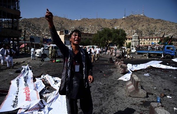 Un afgano expresa su malestar cerca de la escena del doble ataque suicida en Kabul. (Foto Prensa Libre: AFP).