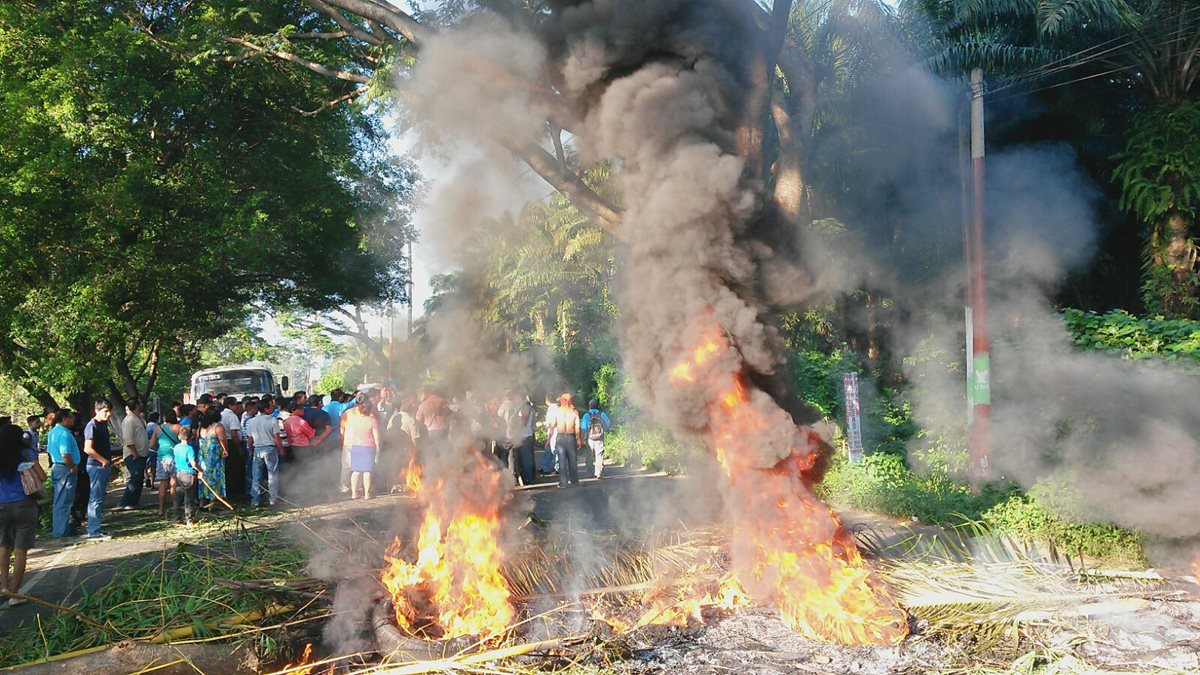Pilotos y ayudantes de autobús queman llantas en el km 225 de la ruta a suroccidente para exigir seguridad. (Foto Prensa Libre: Alexánder Coyoy)