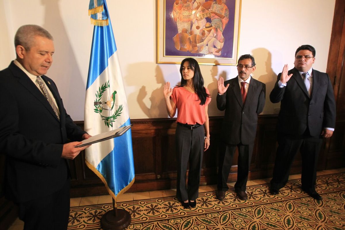 Lucrecia Hernandez Mack, Édgar González y Adrián Chávez, son juramentados como ministra y viceministros de Salud. (Foto Prensa Libre: Esbin García)