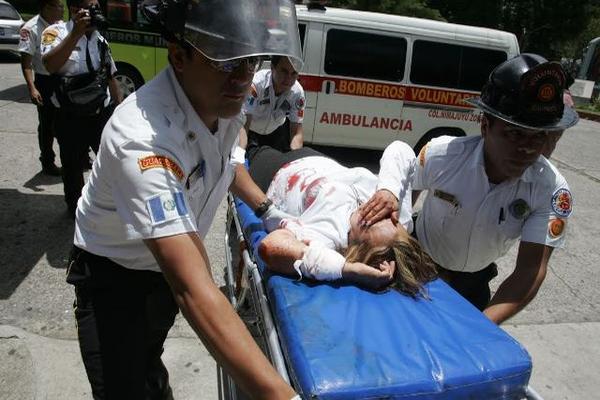 Socorristas trasladan a una de las mujeres heridas en una balacera en la Avenida Petapa, zona 12. (Foto Prensa Libre: CBV)<br _mce_bogus="1"/>