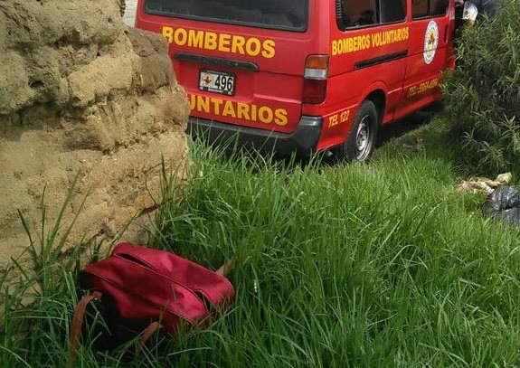 Maleta en la que fue encontrado el cadáver de un bebé, en la zona 8 de Xela. (Foto Prensa Libre: Bomberos Voluntarios)