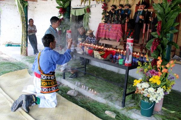 Pobladores de San Andrés Sajcabajá, Quiché, veneran  a San Simón. (Foto Prensa Libre: Óscar Figueroa).