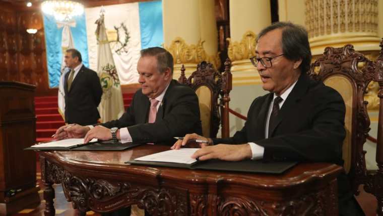 El ministro de Salud, Carlos Soto, y el gerente general del Instituto Guatemalteco de Seguridad Social, Vidal Herrera, firmaron el acuerdo de cooperación entre ambas instituciones. (Foto Prensa Libre: Érick Ávila)