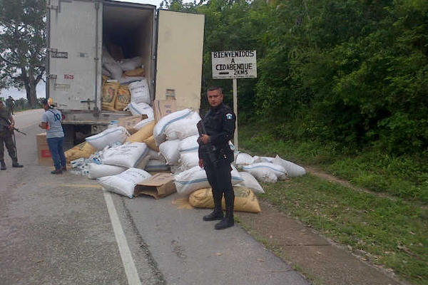 Agentes de la Policía Nacional Civil resguardan lote de cigarros de contrabando incautados en Melchor de Mencos. (Foto Prensa Libre: )<br _mce_bogus="1"/>