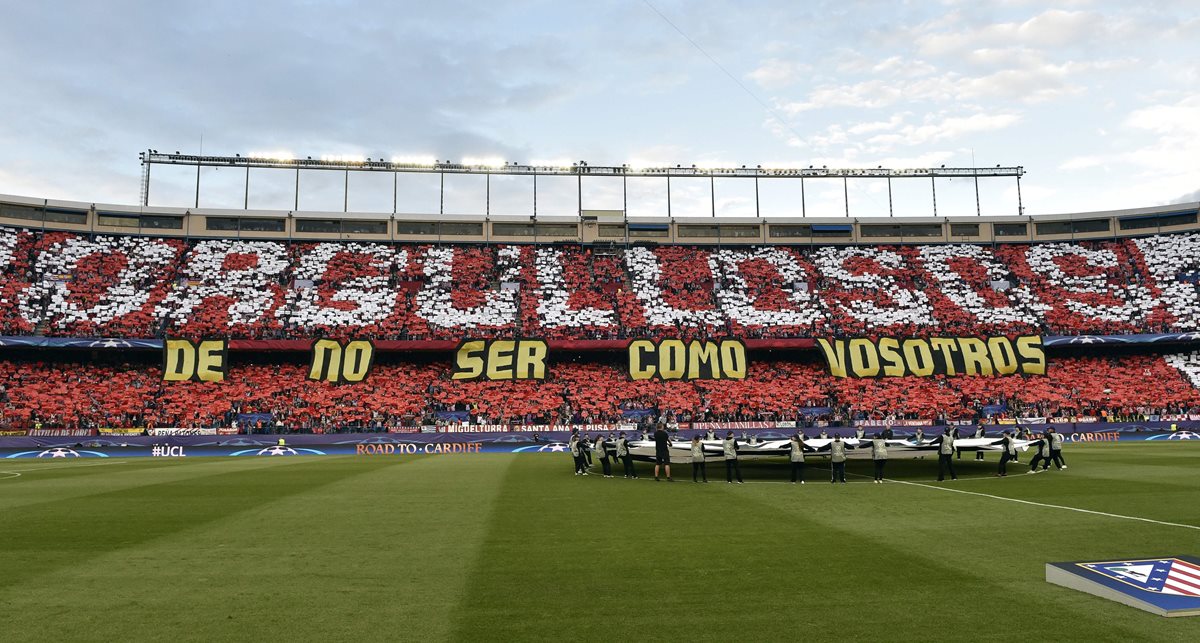 Este es el mosaico que adornó el Vicente Calderón. (Foto Prensa Libre: AFP)