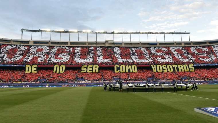 Este es el mosaico que adornó el Vicente Calderón. (Foto Prensa Libre: AFP)