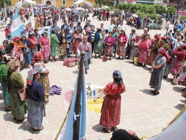 Autoridades de los 48 Cantones se concentraron en el parque central de Totonicapán. (Foto Prensa Libre: Édgar Domínguez)