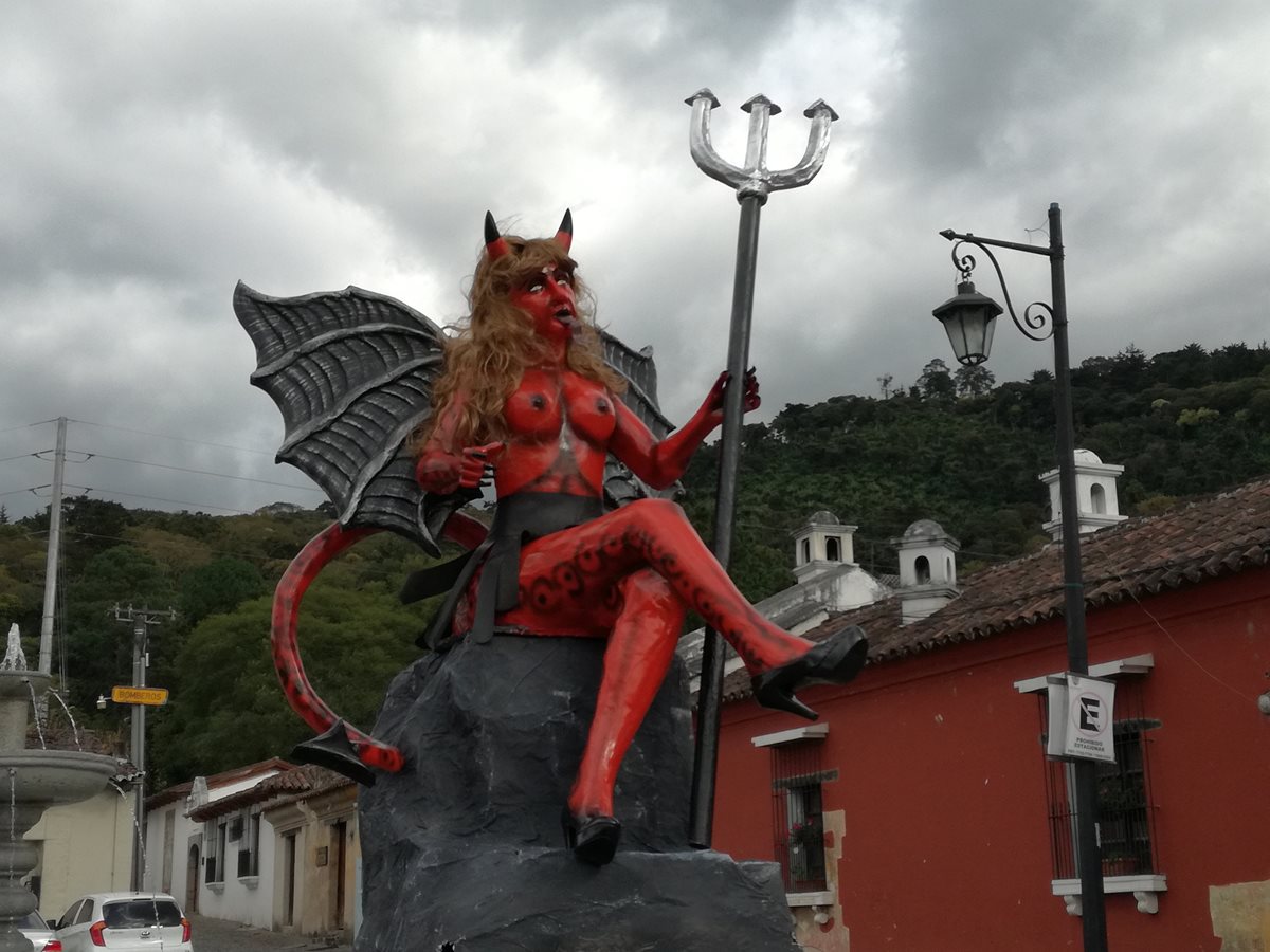 La efigie de una diabla que había sido colocada en el barrio de la Concepción, Antigua Guatemala, fue decomisada por la PNC el sábado último. (Foto Prensa Libre Miguel López)