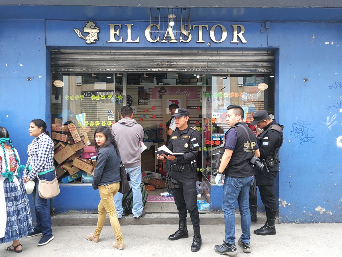 El 20 de septiembre último, fueron sustraídos mil 500 pares de zapatos valorados en Q300 mil de la zapatería El Castor, en la 4a. calle de la zona 1 de Xela. (Foto Prensa Libre: Fred Rivera)