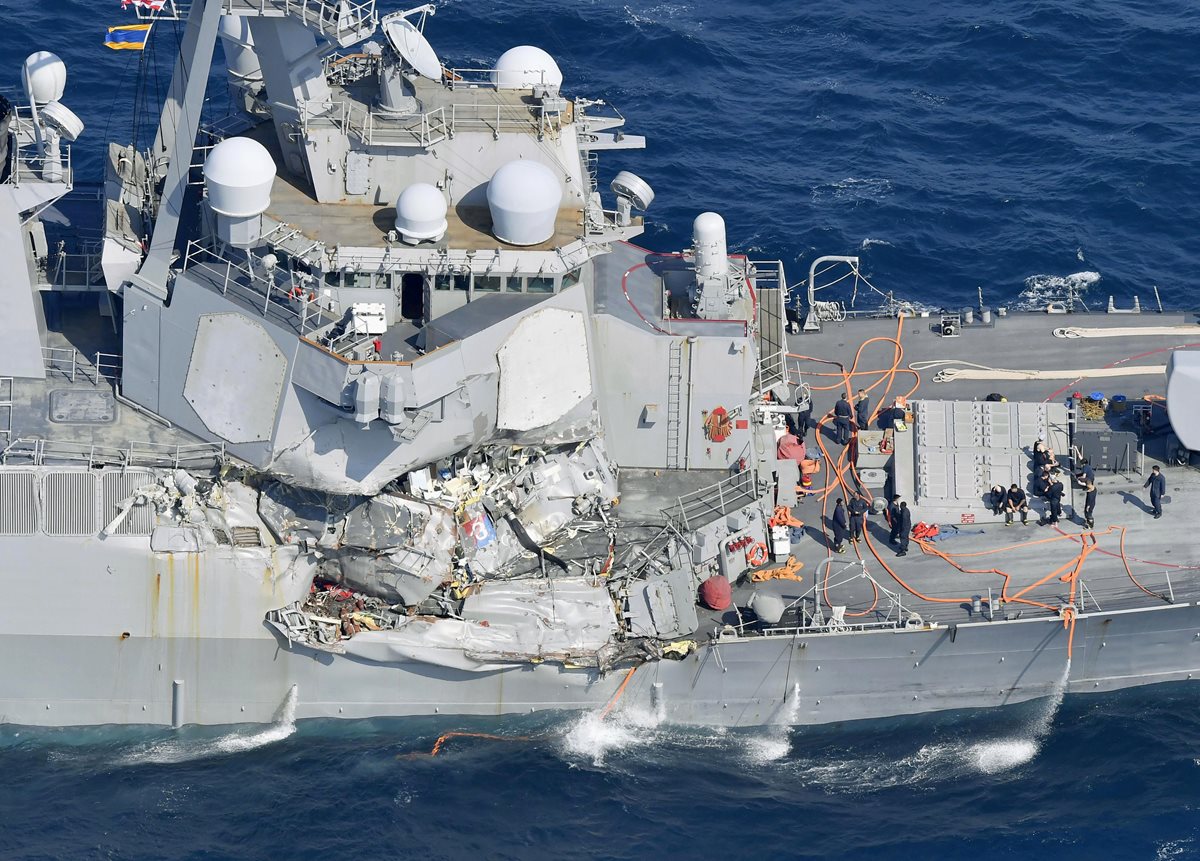 Después del choque se observa el daño del destructor del USS Fitzgerald en Shizuoka, Japón. (AP).