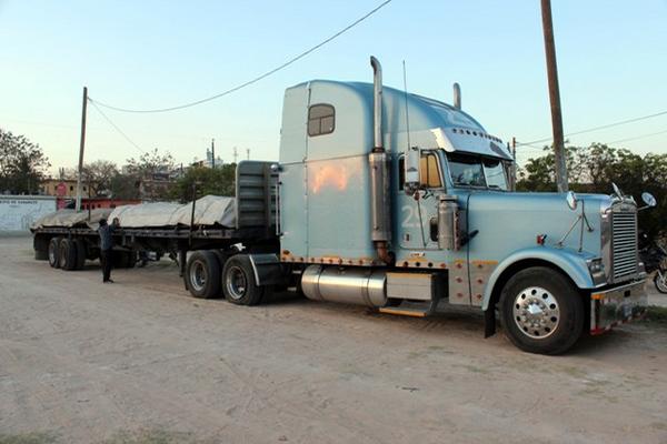 Tráiler transportaba 600 quintales de hierro. (Foto Prensa Libre: Hugo Oliva)