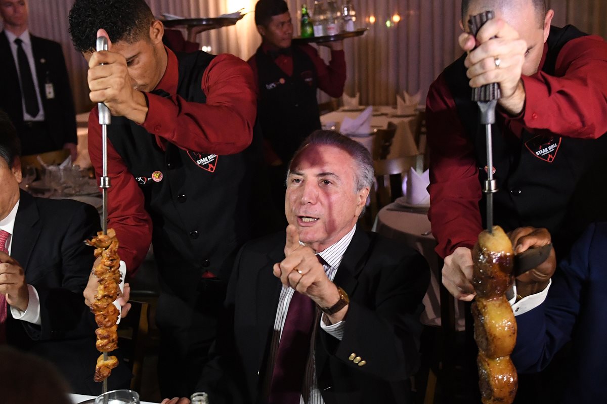 Michel Temer, presidente de Brasil, invita a embajadores a degustar carne para demostrar que el producto es bueno. (Foto Prensa Libre: EFE)
