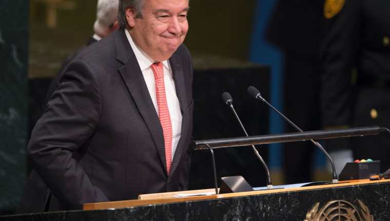El portugués Antonio Guterres pronuncia su primer discurso segundos después de ser nombrado formalmente nuevo jefe de la ONU. (Foto Prensa Libre: AFP).