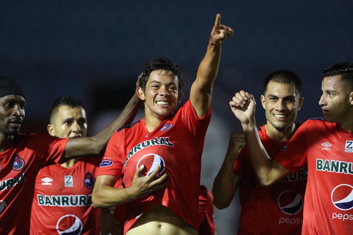 Héctor Moreira celebra el primer gol de Municipal en el clásico 304. (Foto Prensa Libre: Francisco Sánchez).
