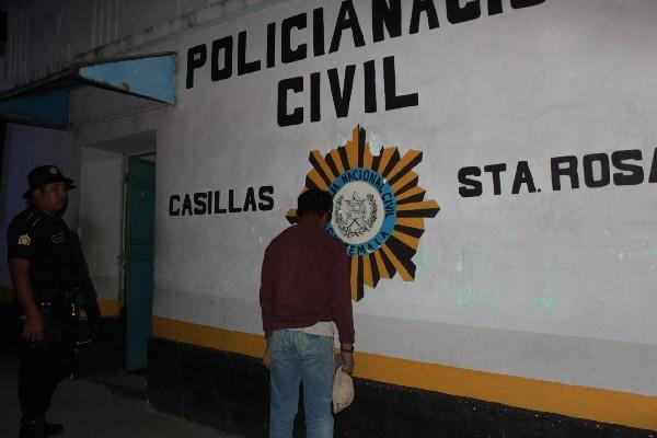 Adolescente, luego de haber sido capturado, es llevado a la subestación de Casillas, Santa Rosa.