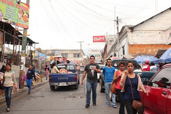 Pobladores de San Pedro Sacatepéquez, San Marcos, se encuentran preocupados porque los sismos continúan, por lo cual se encuentran sin paz y enfermos. (Foto Prensa Libre: Aroldo Marroquín)