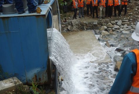 Trabajadores de la mina Marlin vaciaron aguas contaminadas con químicos, las cuales van a dar directamente al río Cuilco que surte a San Marcos y Huehuetenango. (Foto Prensa Libre: Aroldo Marroquín)