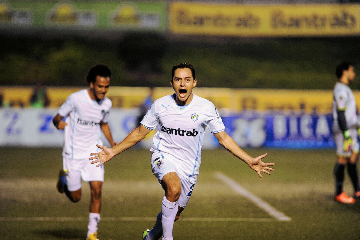 Carlos Figueroa celebra su gol durante el juego de anoche ante Antigua GFC. (Foto Prensa Libre: Óscar Felipe)