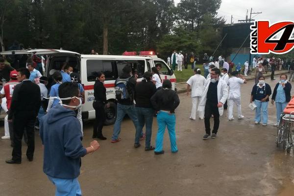 Al menos 120 pacientes fueron evacuados  por la fuga de gas cloro. (Foto Prensa Libre: Kanal 4 Quiché).