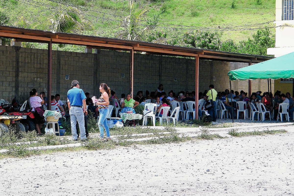 Maestros permanecen en la sede de la Dideduc, en Guastatoya. (Foto Prensa Libre: Héctor Contreras)
