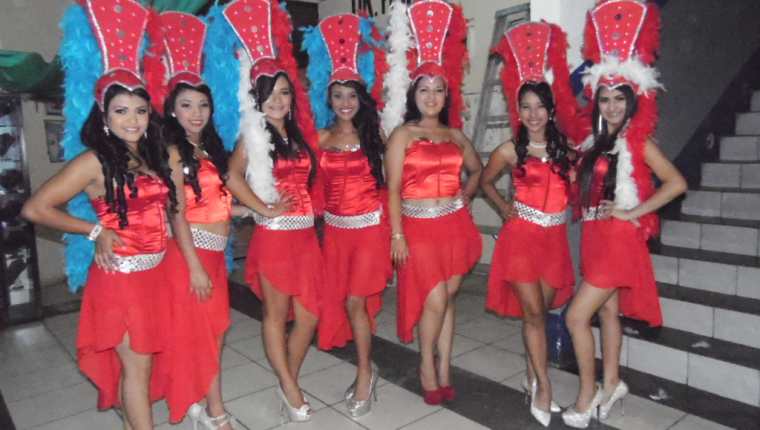 Las aspirantes al tírulo de Señorita Casa de la Cultura 2015-2016 participaron en el desfile. (Foto Prensa Libre: Oswaldo Cardona)