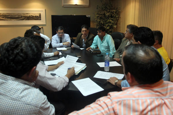 Dirigentes del Comité Ejecutivo de la Federación Nacional de Futbol y de la Liga Nacional reunidos por el problema de la muerte del aficionado crema. (Foto Prensa Libre: Edwin Fajardo)