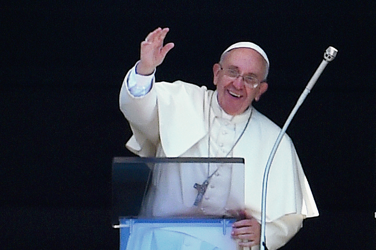 El papa Francisco saluda, desde la ventana del Palacio Apostólico, a la multitud en la Plaza San Pedro. (Foto Prensa Libre: AFP).
