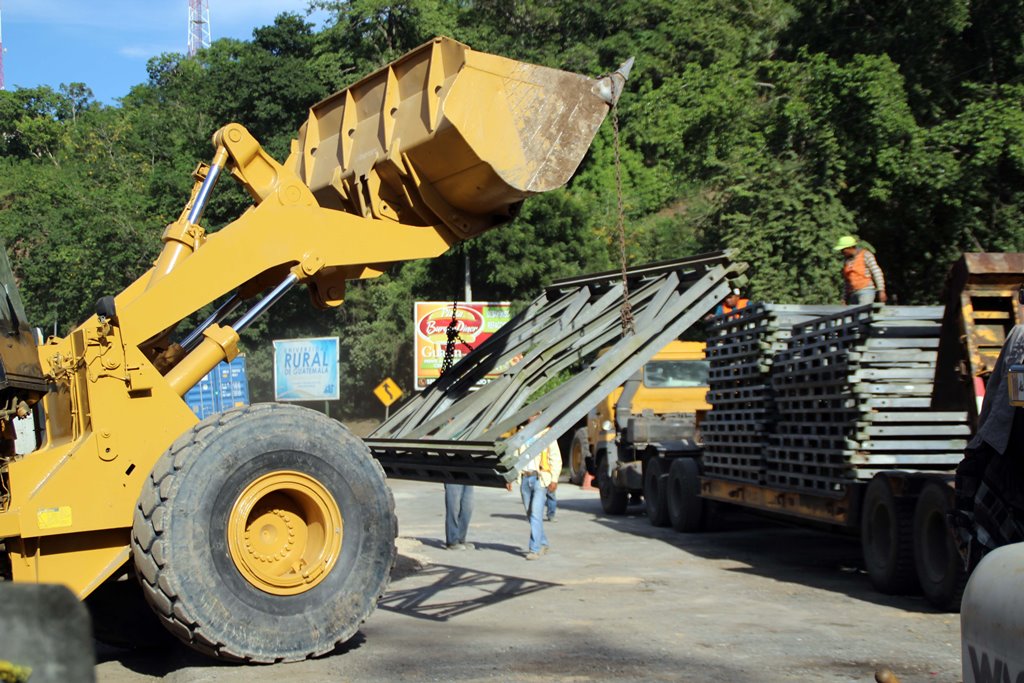 Maquinaria de Provial descarga la estructura Bailey que será instalada en el km 164.5 de la ruta al Atlántico, en Mayuelas, Gualán, Zacapa. (Foto Prensa Libre: Julio Vargas)