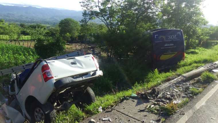 Picop y autobús involucrados en accidente, quedan a la orilla de la carretera, en Quesada, Jutiapa. (Foto Prensa Libre: Óscar González)