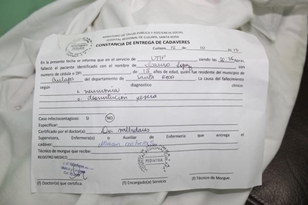 El menor Isauro López, de un año y diez meses, falleció a causa de desnutrición severa. (Foto Prensa Libre: Oswaldo Cardona)<br _mce_bogus="1"/>