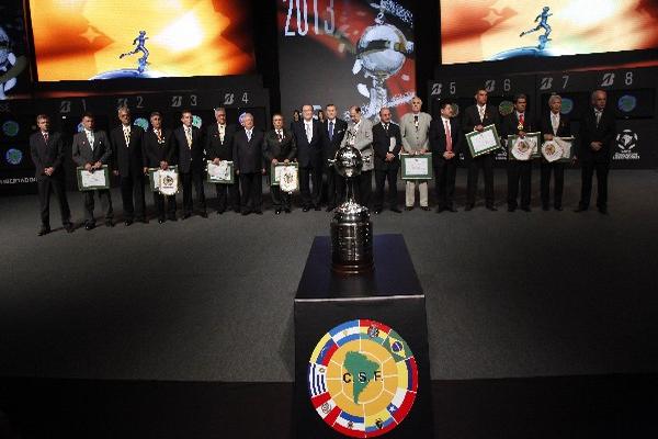 Éver Almeida —segundo de izquierda a derecha — recibió un reconocimiento de Conmebol, por su trayectoria. (Foto Prensa Libre: AP)