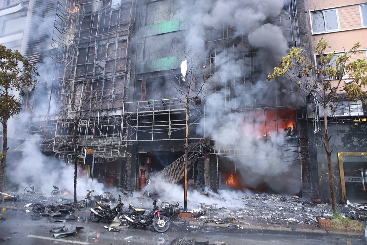 Al menos 13 muertos en el incendio de un karaoke en Vietnam