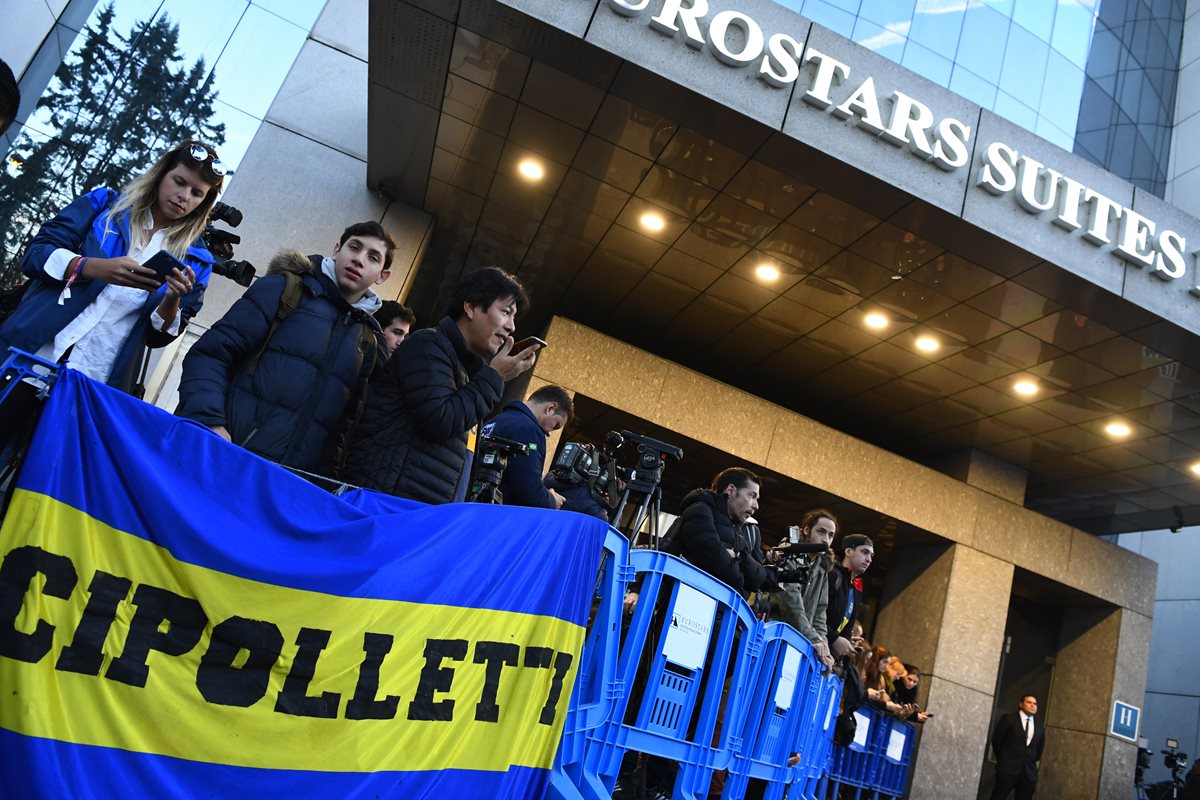 Aficionados y periodistas esperaban la llegada de Boca Juniors a su hotel de concentración. (Foto Prensa Libre: AFP)