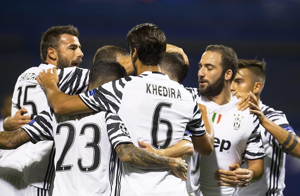 Jugadores de la Juventus celebran uno de los goles contra el Zagreb. (Foto Prensa Libre: AFP).