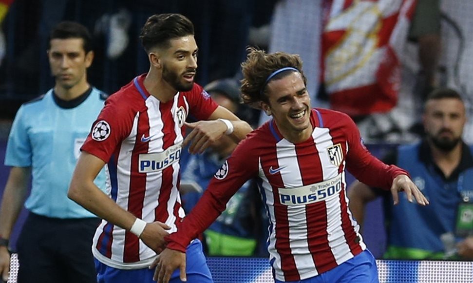 Antoine Griezmann corre y sonríe después de marcar el 2-0 para el Atlético.