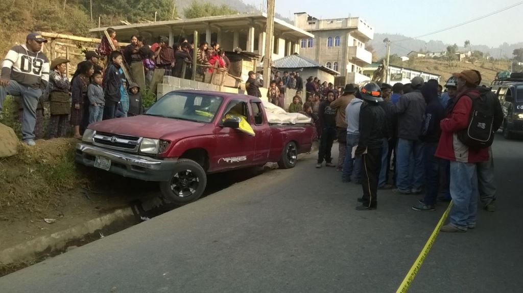 Vecinos observan el picop donde quedó el cuerpo de Jorge Cuxulic Chuj, en la aldea Xajaxc, Sololá. (Foto Prensa Libre: Ángel Julajuj)