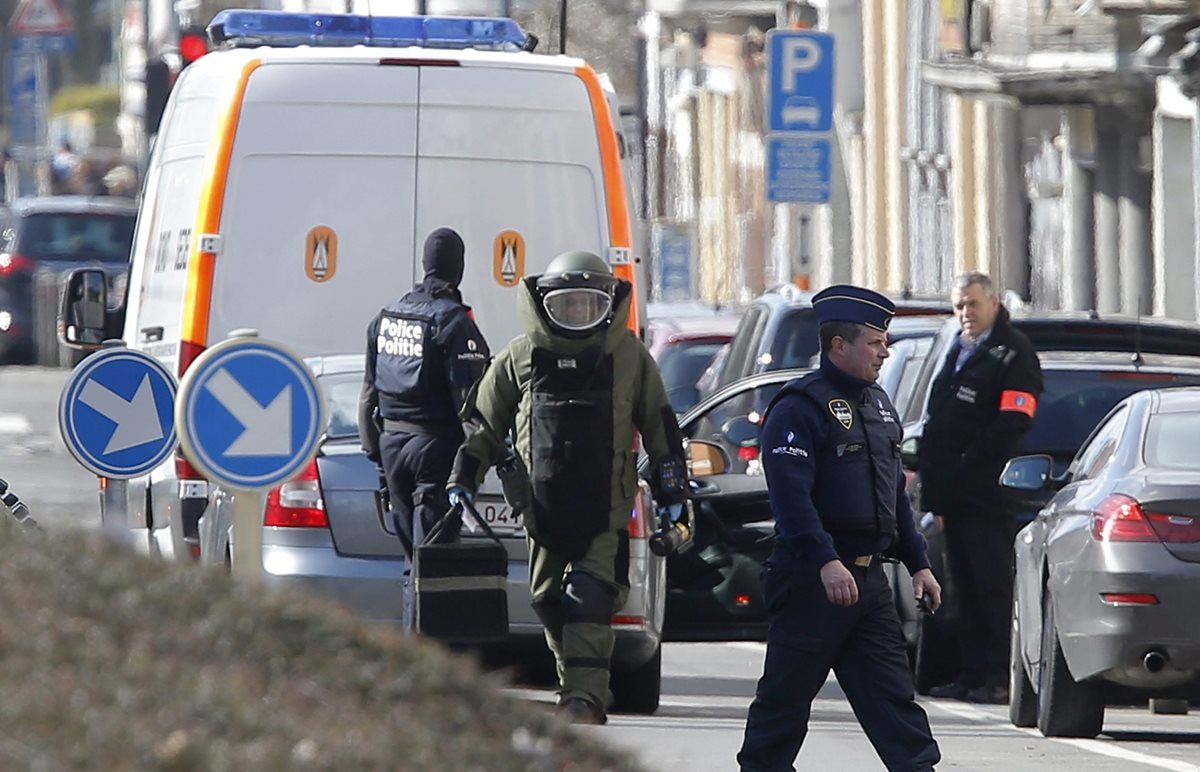 Un experto en explosivos de la Policía belga, llega a la escena de la operación antiterrorista. (Foto Prensa Libre: EFE).