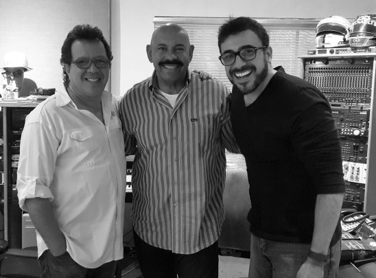 Rodolfo Castillo, Óscar D'León y Francisco Paéz en el estudio donde se grabó la nueva versión de Preciosa. (Foto Prensa Libre: Cortesía Malacates)