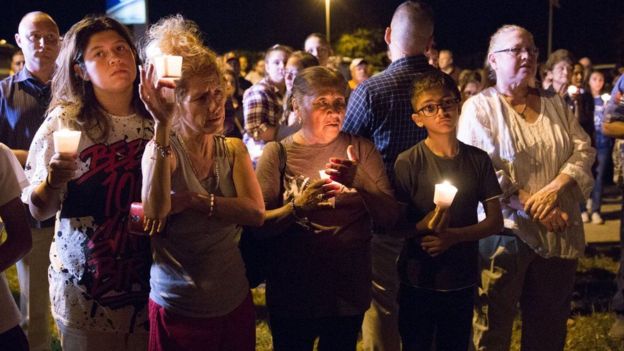 Vigilia por las víctimas del tiroteo en Sutherland Springs. AFP