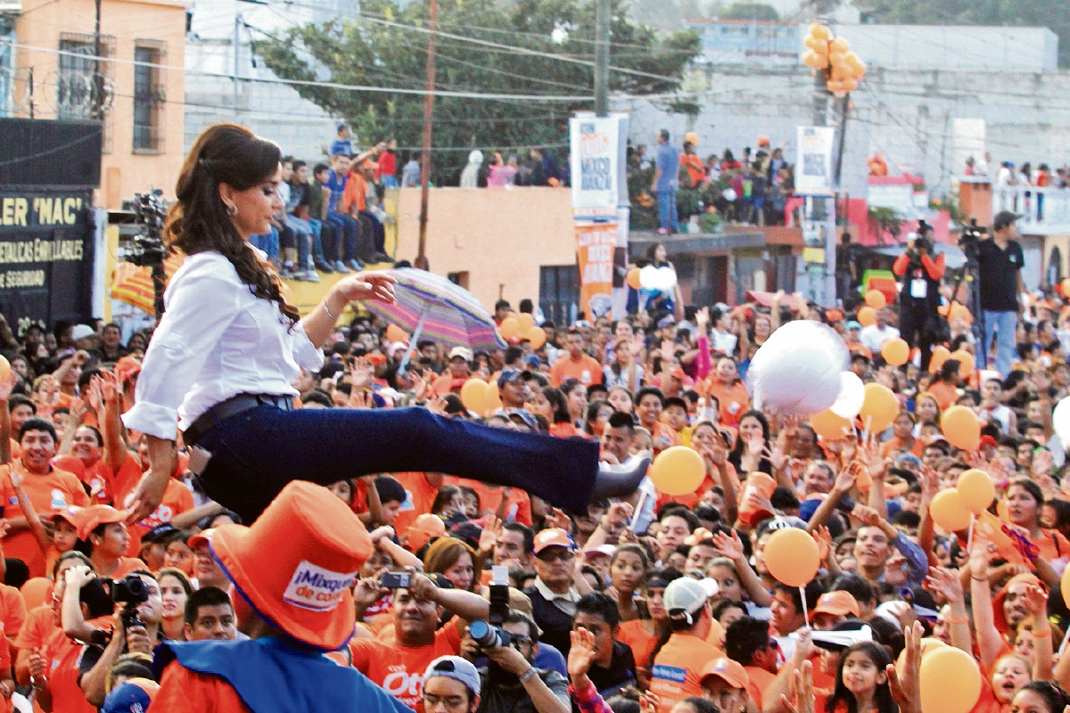Estela Alonzo, candidata a diputada patea un balón. (Foto Prensa Libe: Edwin Bercián)