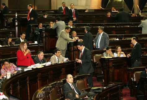 Diputados escuchan el interrogatorio de la diputada Anabella de León, durante la sesión plenaria del miércoles. (Foto Prensa Libre: Daniel Herrera)