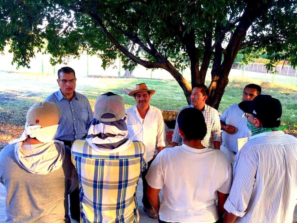 Autoridades de Guerrero (atrás) conversan con vecinos de los municipios de San Miguel Totolapan y Ajuchitlán del Progreso quienes se organizaron para combatir a la banda criminal Los Tequileros. (Foto Prensa Libre: EFE).