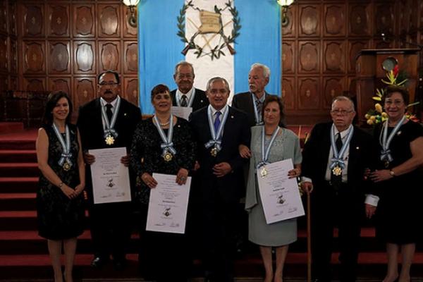 Maestros reciben Orden Francisco Marroquín. (Foto Prensa Libre: Scspr)