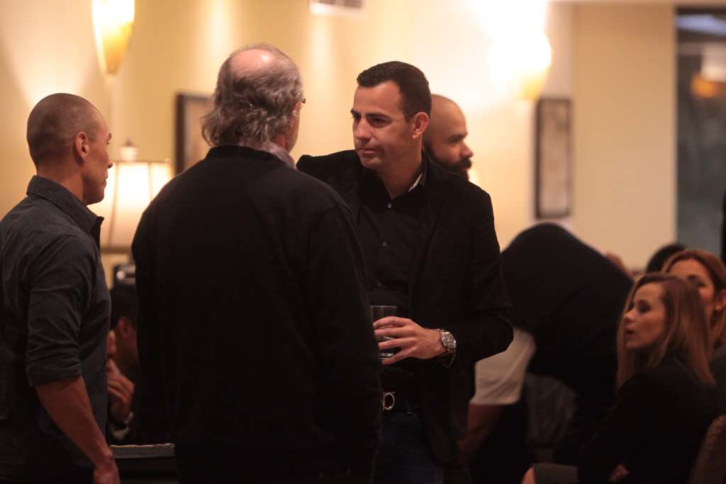 Marco Pappa recibe el pésame en la funeraria de parte del técnico Gustavo Machaín por el fallecimiento de su señora madre. (Foto Prensa Libre: Norvin Mendoza)