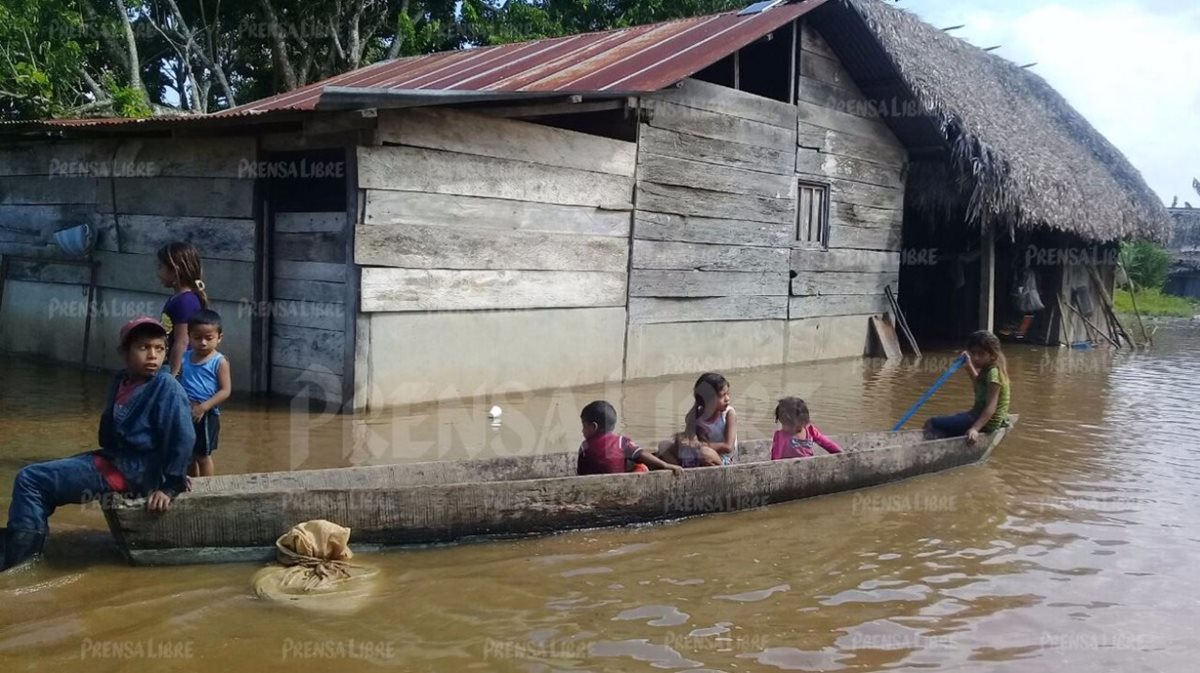 Comunidades del municipio de Las Cruces en Petén se encuentran inundadas. Las personas se deben movilizar en cayucos o lanchas. (Foto, Prensa Libre: Rigoberto Escobar).